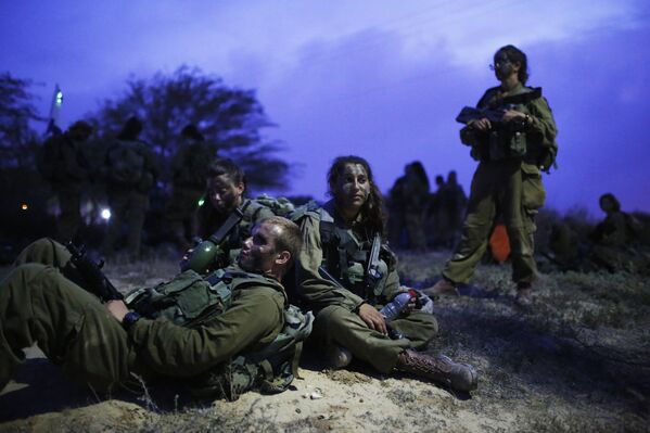 Солдаты из батальона Каракаль отдыхают во время 20-тикилометрового маршрута по пустыне Негев