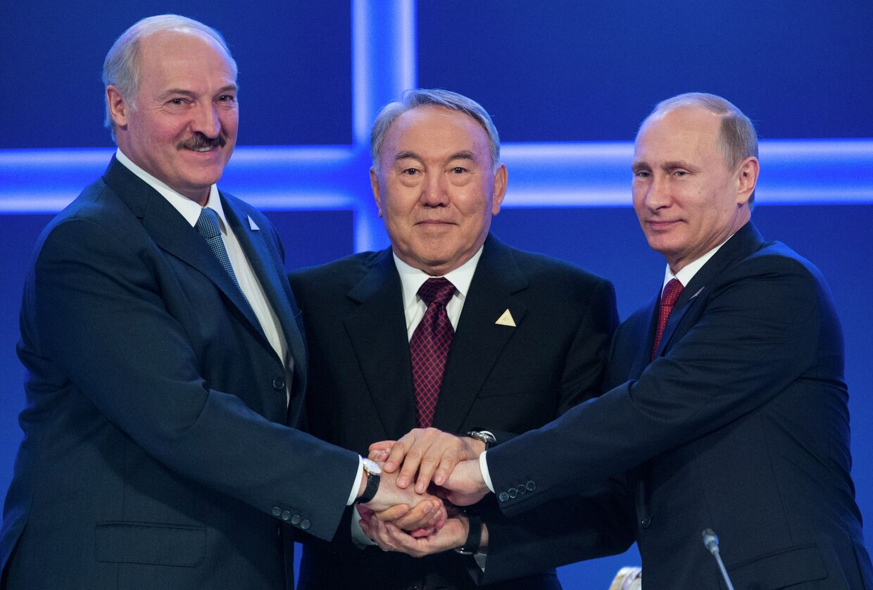 Президенты Белоруссии, Казахстана и России Александр Лукашенко, Нурсултан Назарбаев и Владимир Путин во время заседания ЕАЭС