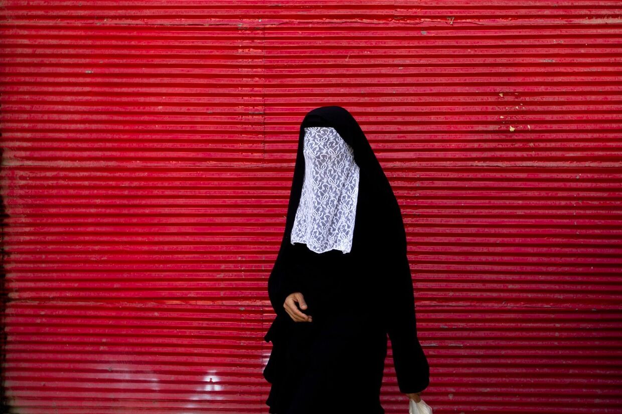 Женщина во время церемонии чехел-менбар в Хоррамабаде, Иран