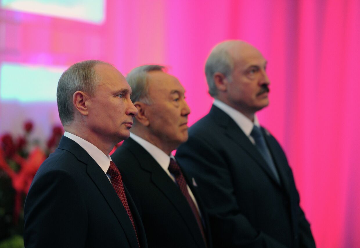 Владимир Путин, Нурсултан Назарбаев и Александр Лукашенко перед началом заседания Высшего Евразийского экономического совета 