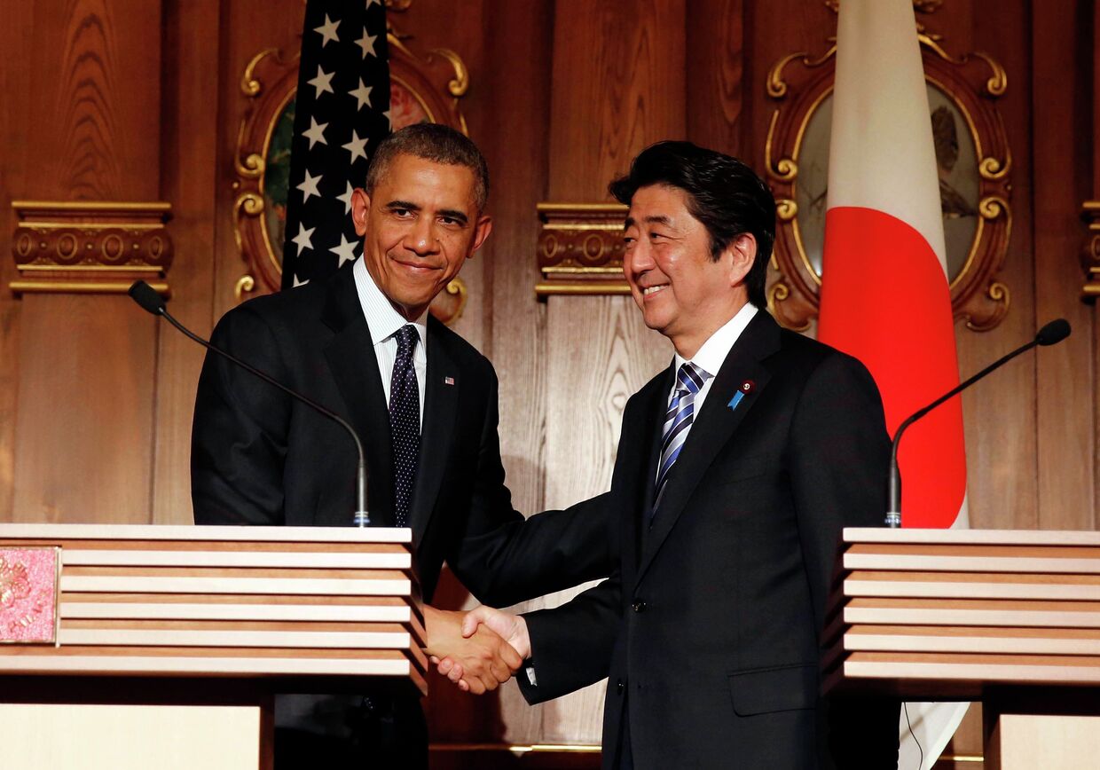 Президент США Барак Обама и премьер-министр Японии Синдзо Абэ на совместной пресс-конференции в Токио. 24 апреля 2014