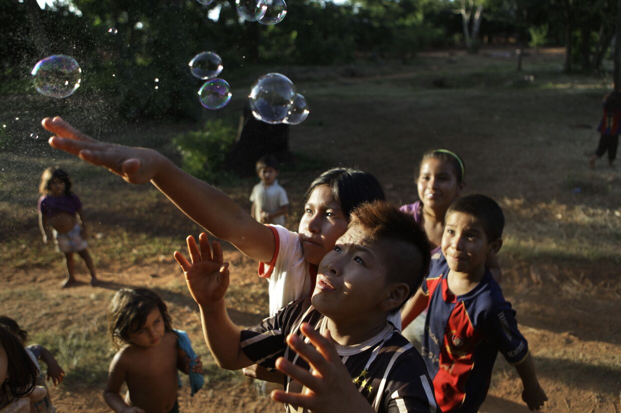 Дети пускают мыльные пузыри, Парагвай
