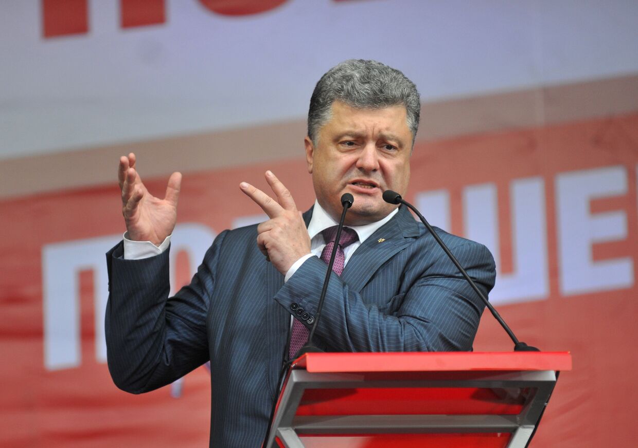 Петр Порошенко выступает на предвыборном митинге перед жителями Львова