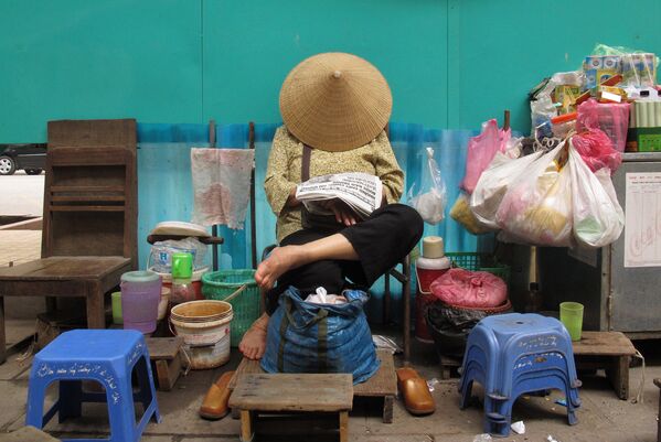 Женщина спит на улице в Ханое