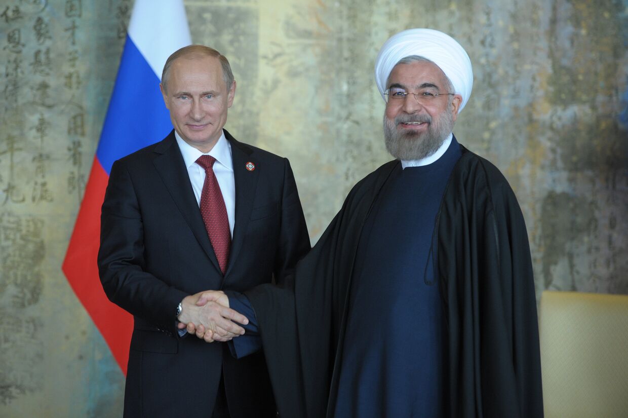 Президент России Владимир Путин (слева) и президент Исламской Республики Иран Хасан Рухани