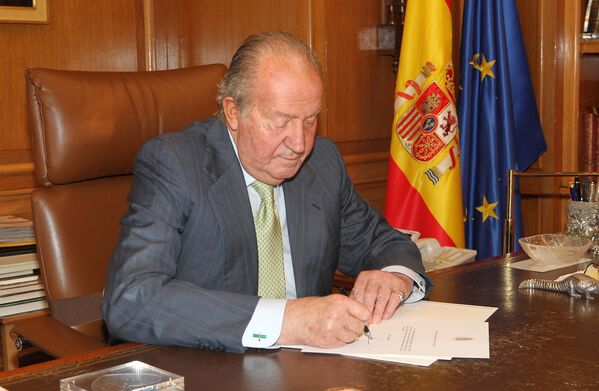 Король Испании Хуан Карлос I подписывает заявление об отречении от престола