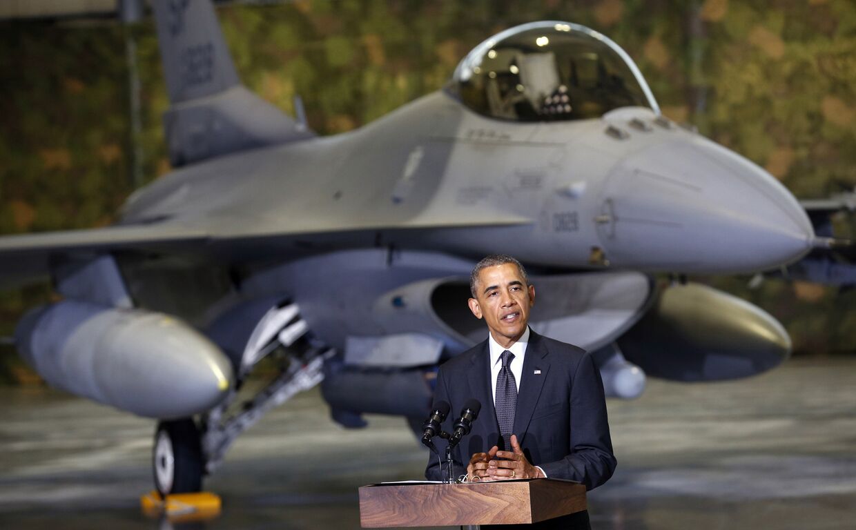 Барак Обама выступает в варшавском военном аэропорту