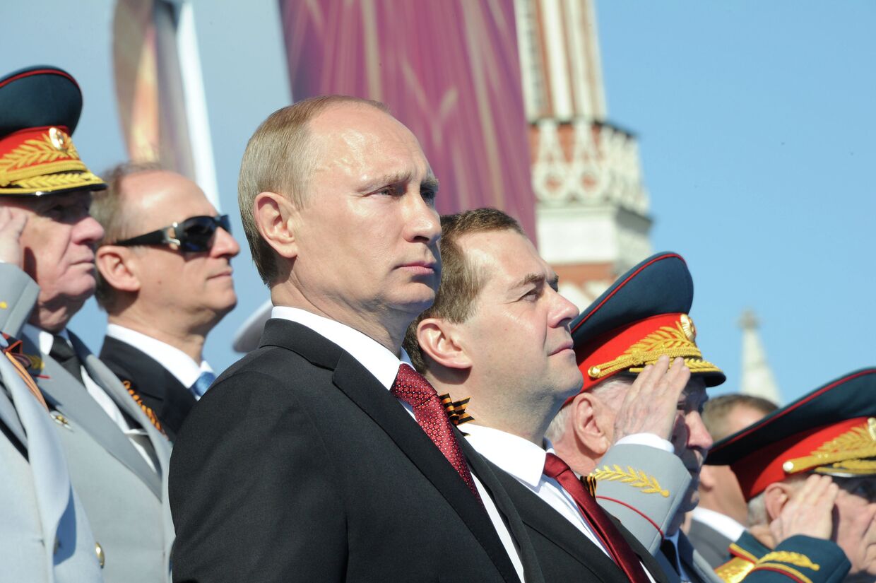 Президент РФ Владимир Путин и председатель правительства РФ Дмитрий Медведев на параде Победы на Красной площади
