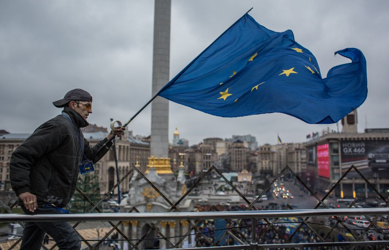 Участник акции в поддержку евроинтеграции Украины на площади Независимости в Киеве