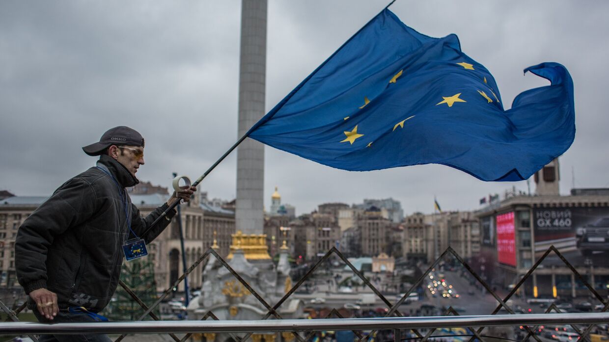 Участник акции в поддержку евроинтеграции Украины на площади Независимости в Киеве