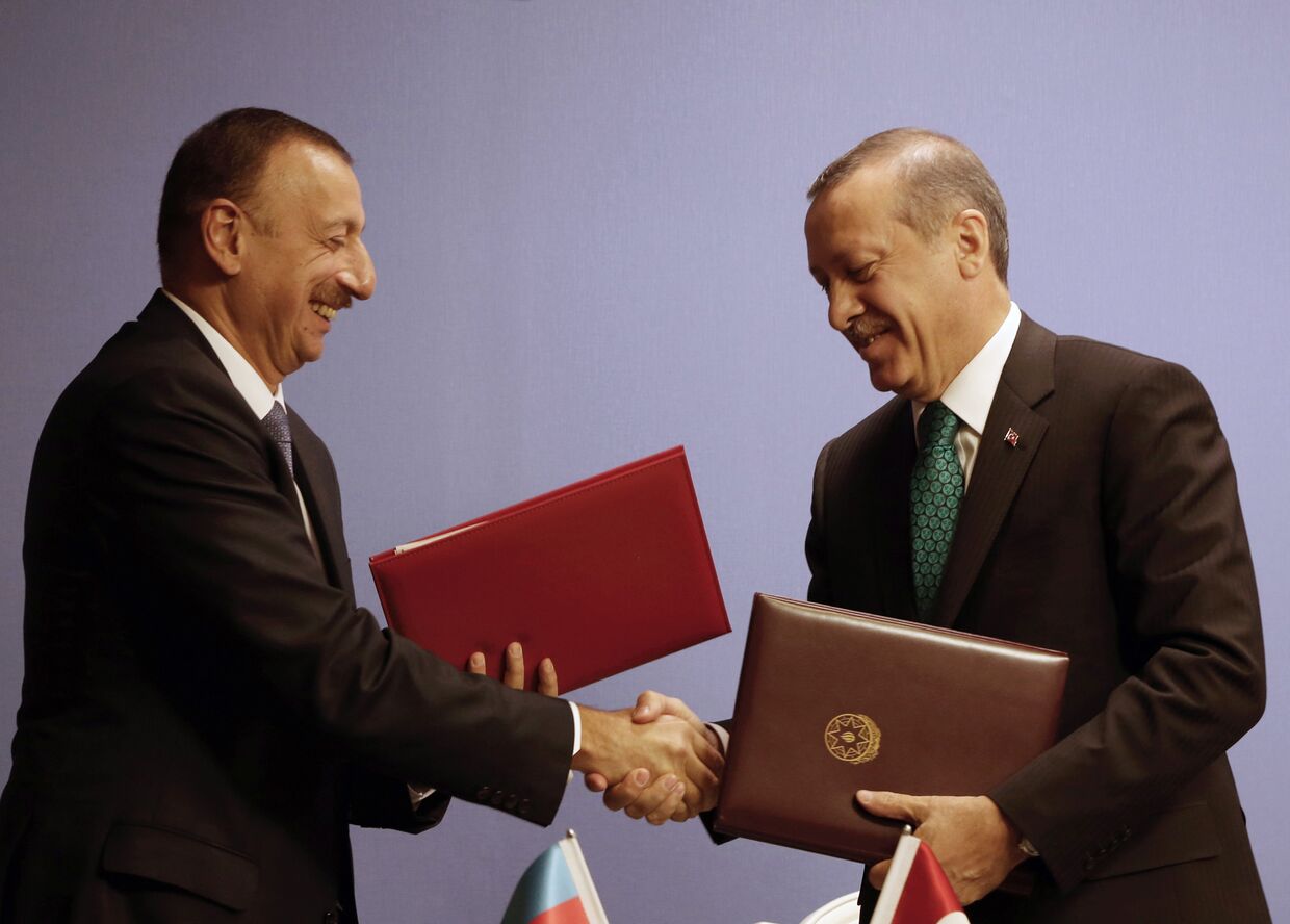 Президент Азербайджана Ильхам Алиев и премьер-министр Турции Реджеп Тайип Эрдоган после подписания соглашений в Анкаре