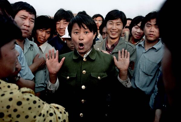 Женщина-солдат поет среди протестующих на площади Тяньаньмэнь, 2 июня 1989 года