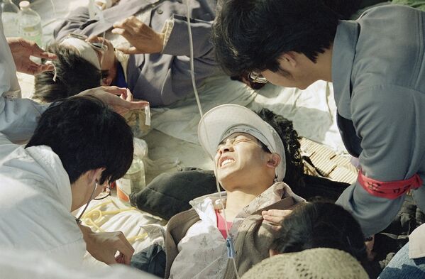 Медики оказывают помощь протестующим на четвертый день голодовки, 17 мая 1989 года 