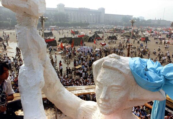 Статуя богини демократии на площади Тяньаньмэнь в Пекине, 30 мая 1989 года