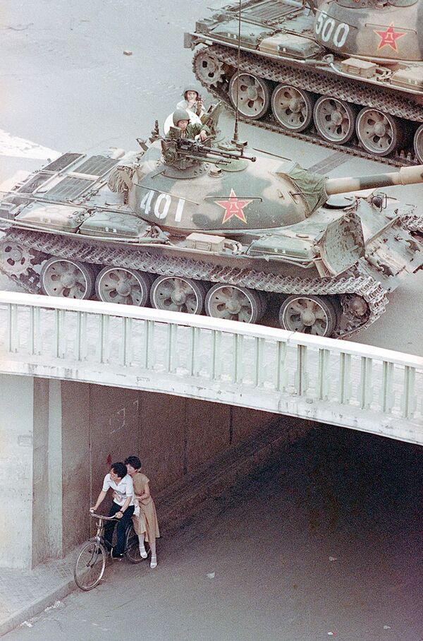 Пара прячется под мостом от проезжающих танков, 5 июня 1989 года