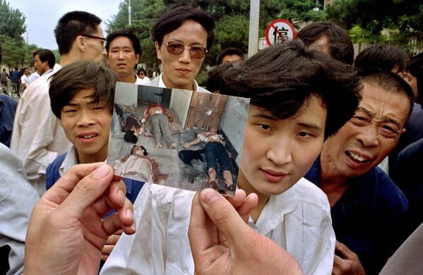 Фотография погибших во время разгона демонстрации на площади Тяньаньмэнь, 5 июня 1989 года