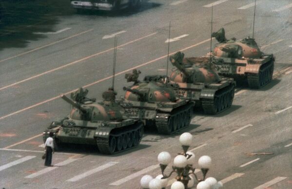 «Неизвестный бунтарь»: человек, в течение получаса сдерживавший колонну танков на площади Тяньаньмэнь, 5 июня 1989 года