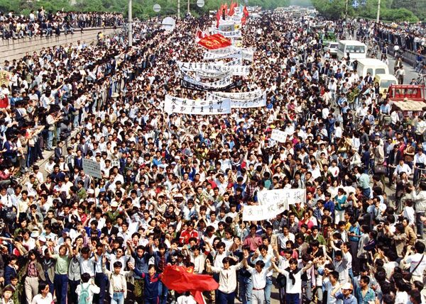 Более семи тысяч студентов направляются в сторону площади Тяньаньмэнь, 4 мая 1989 года