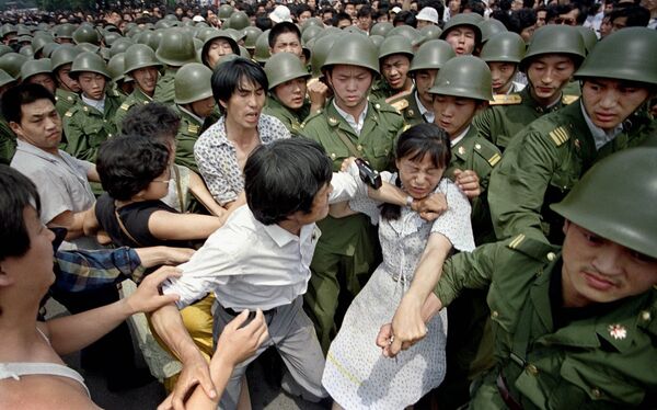 Девушка между солдатами и протестующими на площади Тяньаньмэнь, 3 июня 1989 года
