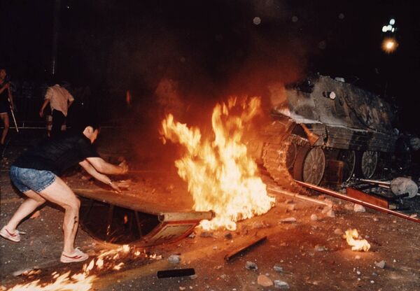 Подожженный танк на площади Тяньаньмэнь, 4 июня 1989 года