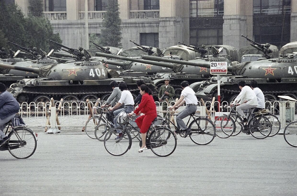 Танки и бронетранспортеры на площади Тяньаньмэнь, 13 июня 1989 года