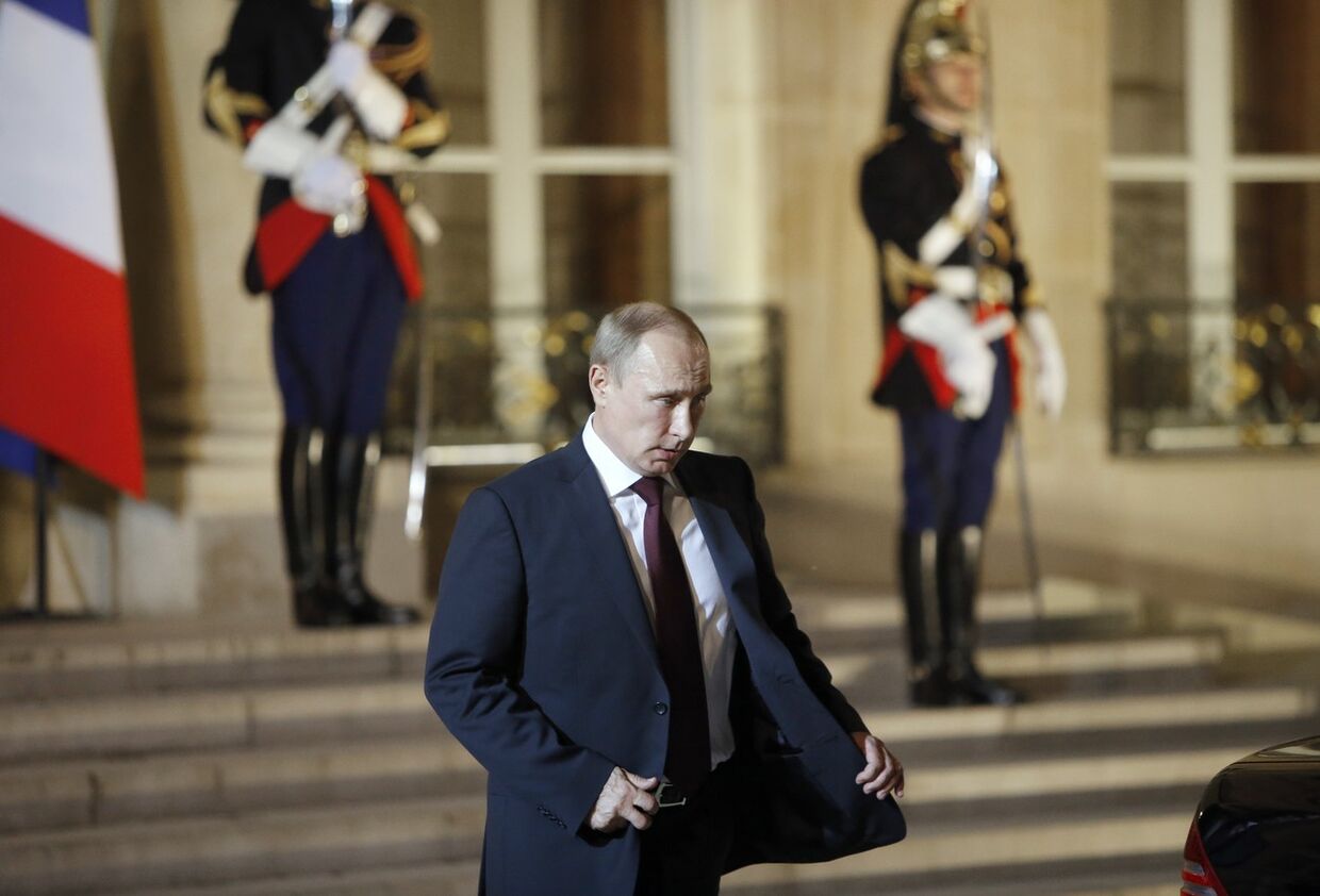 Владимир Путин после встречи с Франсуа Олландом в Париже