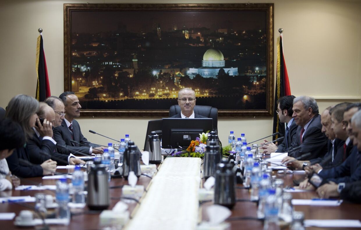Премьер-министр Палестины Рами Хамдалла на первом заседании правительства