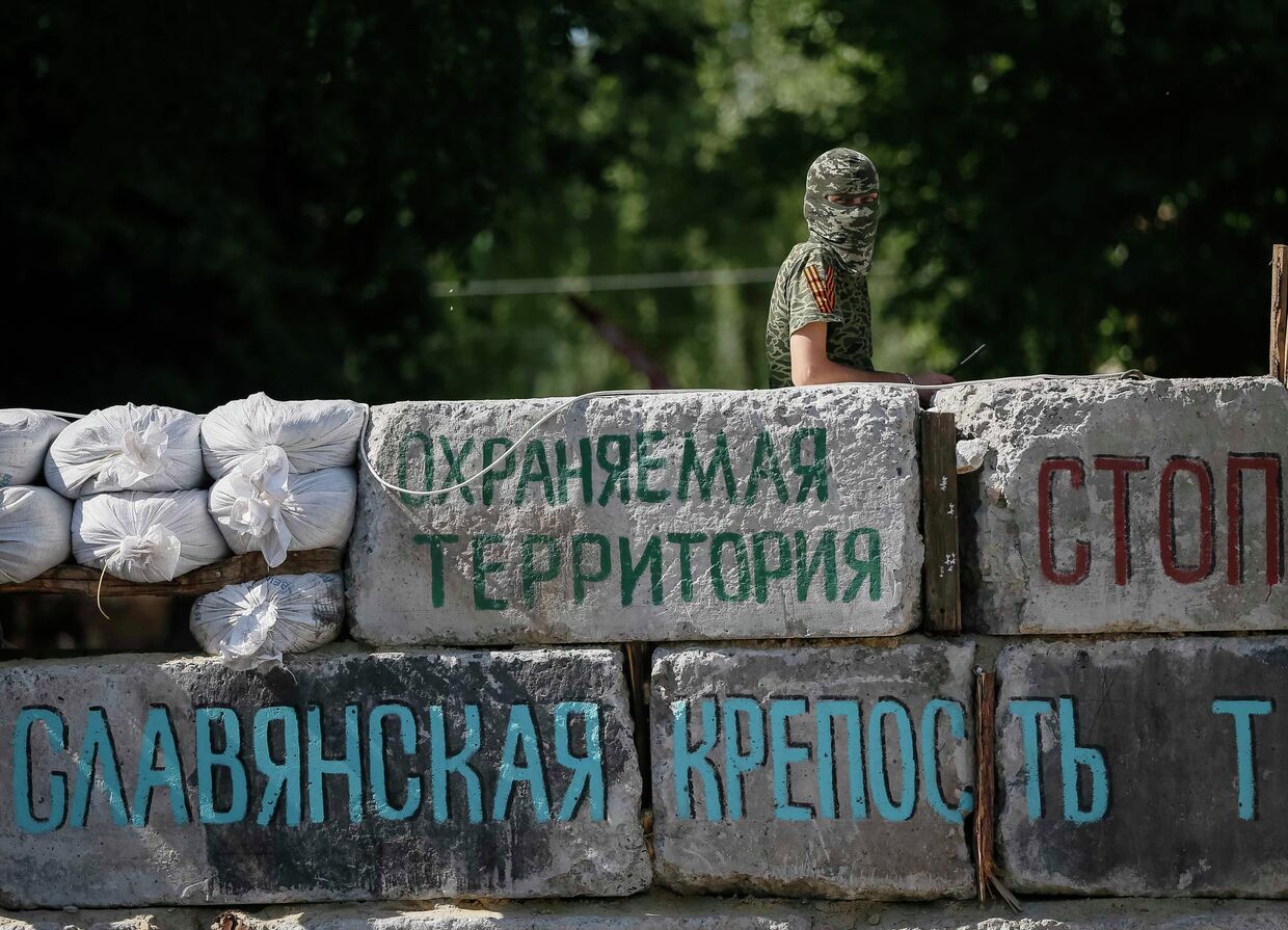 Боец народного ополчения на блокпосте возле города Славянска