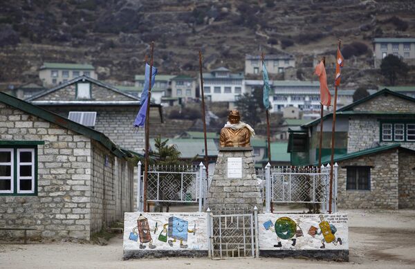 Памятник Эдмунду Хиллари, альпинисту, первому взошедшему на Эверест, в деревне Кхумджунг