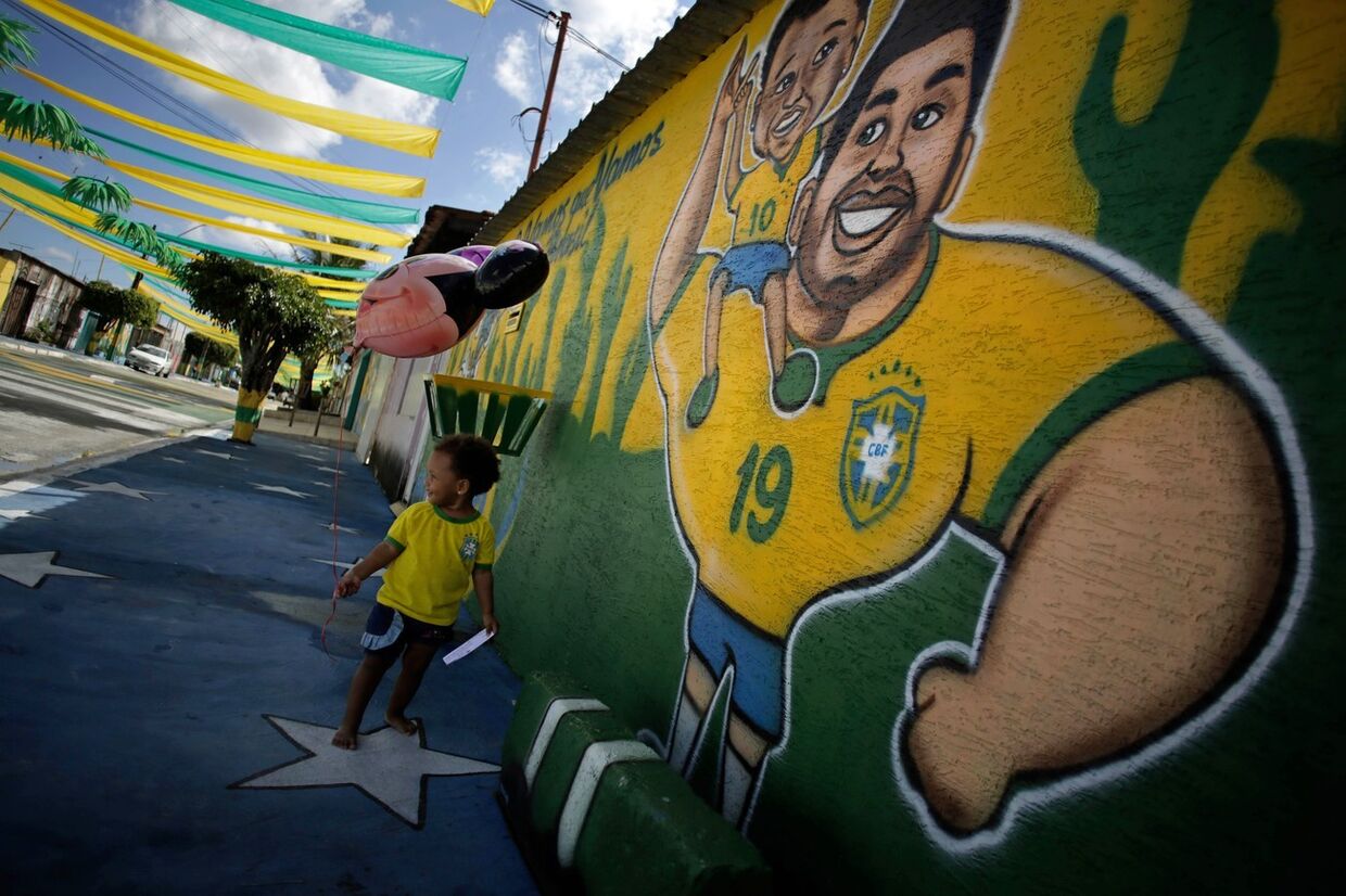 Граффити с портретом футболиста Халка накануне Чемпионата мира в Бразилиа