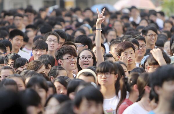 Студенты после сдачи гаокао в городе Хуайбэй, провинция Аньхой