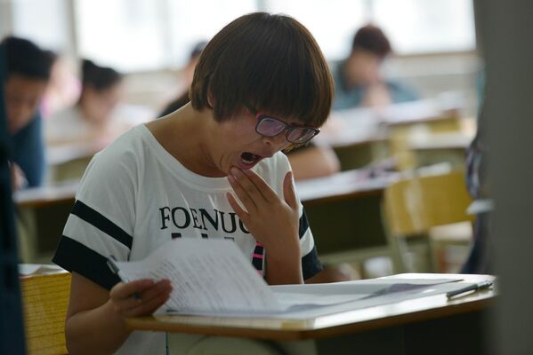Студентка на первом экзамене гаокао, город Гуйян, провинция Гуйчжоу