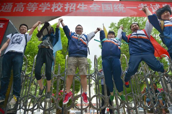 Студенты после сдачи гаокао в городе Гуйян, провинция Гуйчжоу