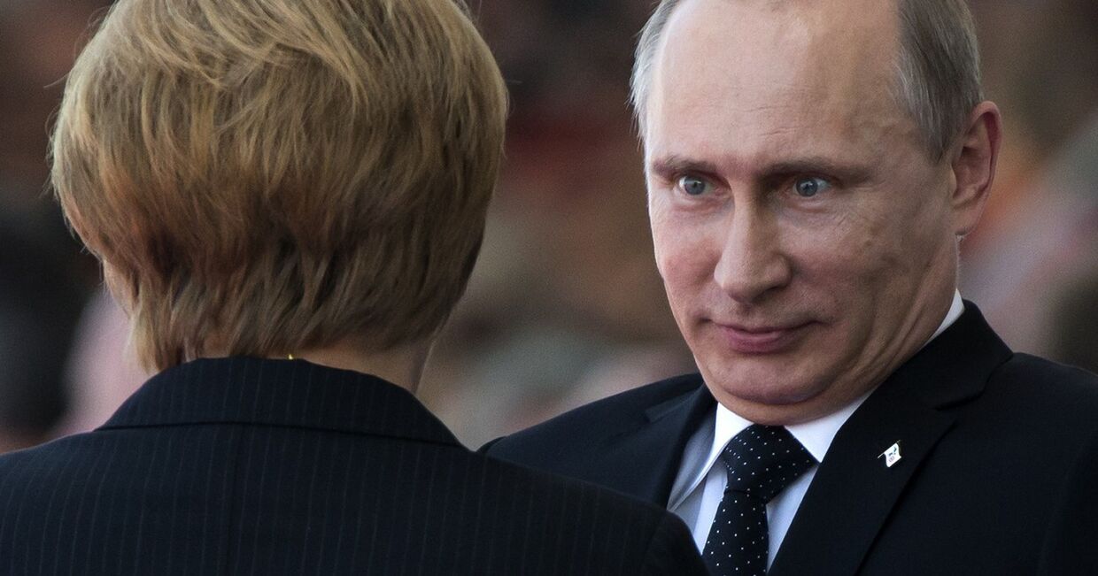 Владимир Путин разговаривает с Ангелой Меркель на праздновании годовщины высадки в Нормандии