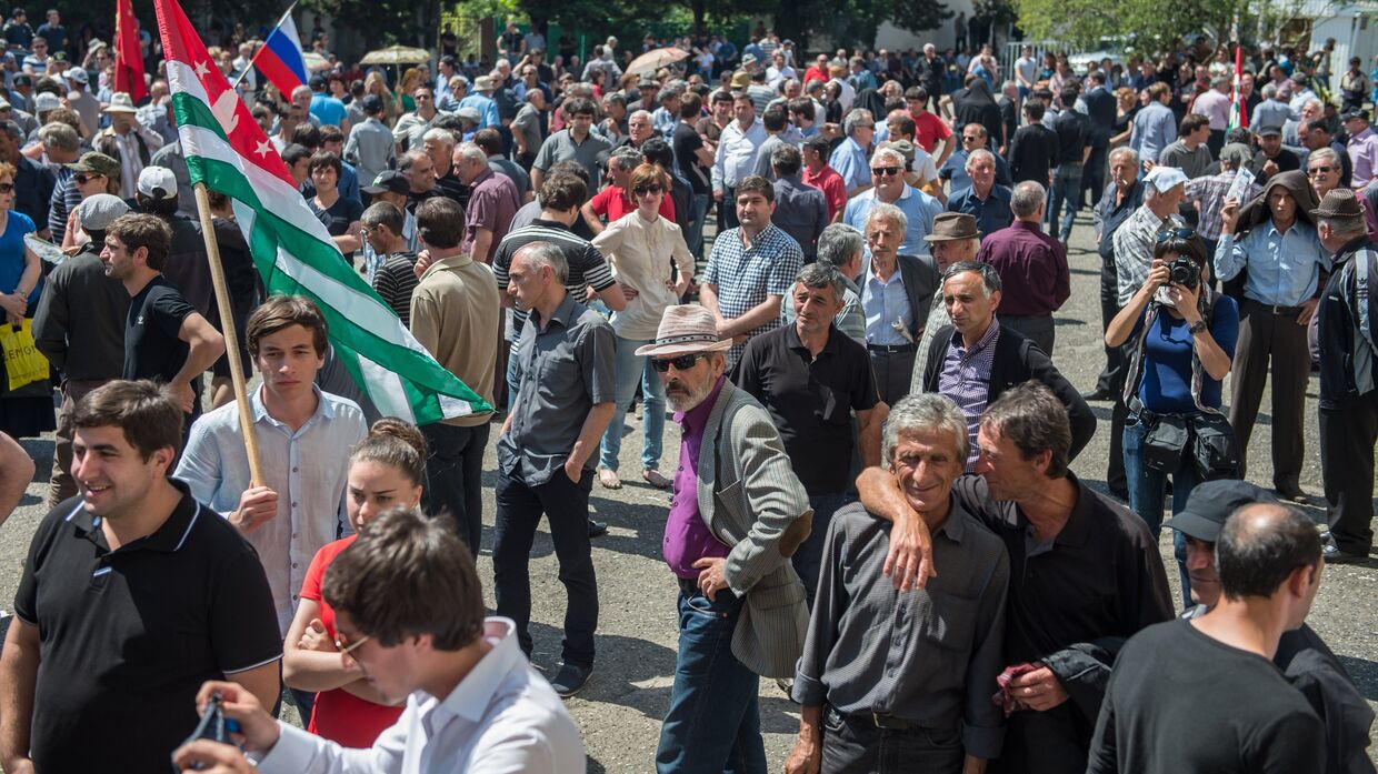Сторонники оппозиции около здания администрации президента Абхазии
