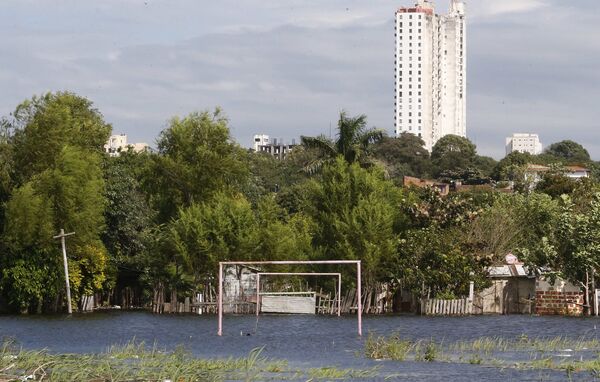 Футбольные ворота, затопленные рекой Парагвай, в городе Асунсьон