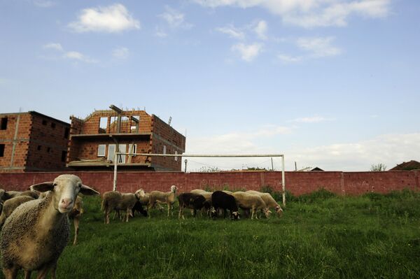 Футбольные ворота в поселке Шуто Оризари в окрестностях столицы Македонии Скопье