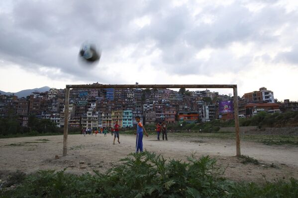 Дети играют в футбол в Киртипуре, Непал