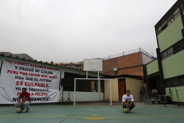 Футбольные ворота в тюрьме «Кастро-Кастро» в Лиме, Перу