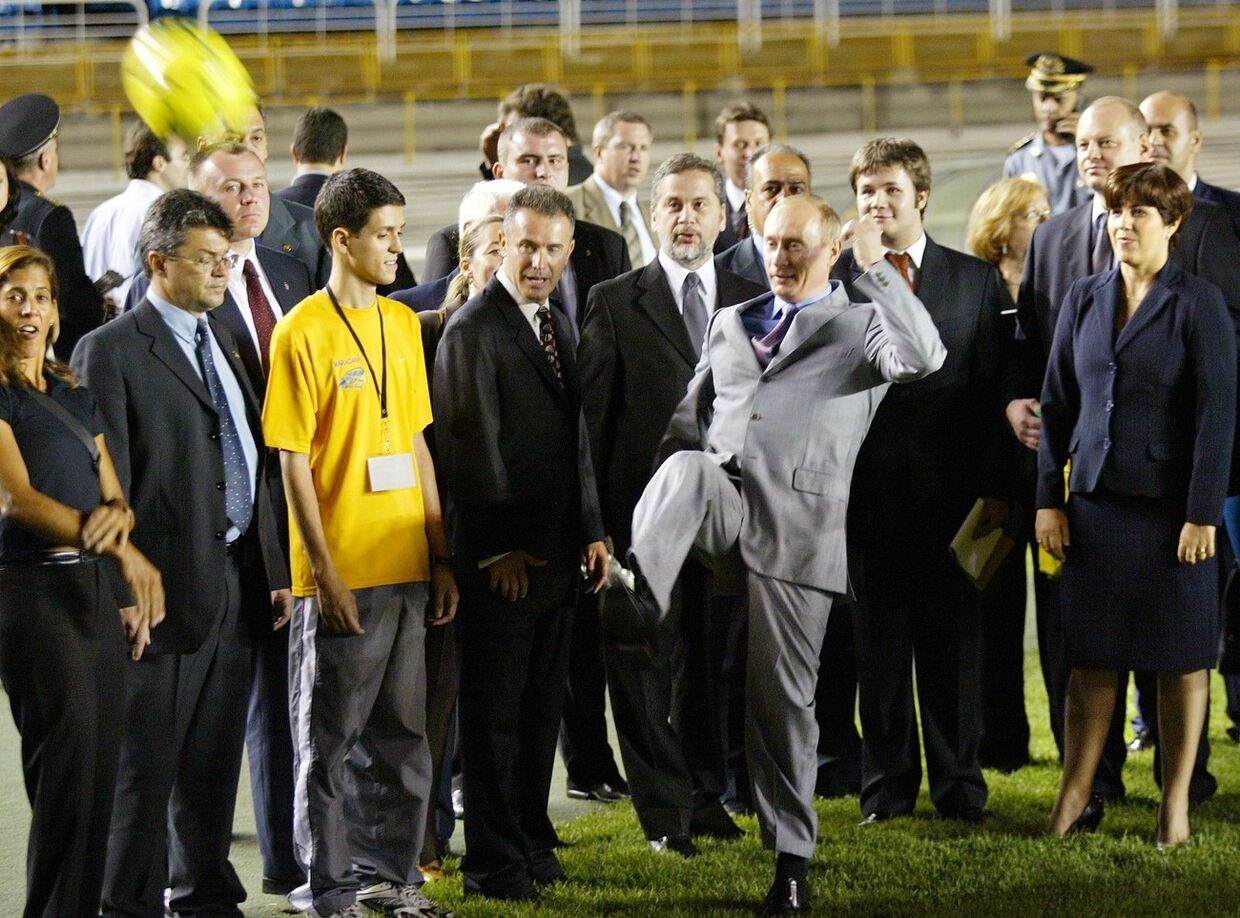 Владимир Путин отбивает мяч на стадионе «Маракана» в Рио-де-Жанейро, 2004 г.