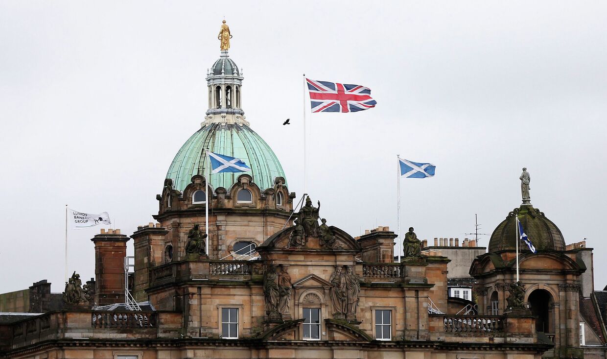 Британский и шотландский флаги на здании банка Lloyds в Эдинбурге. Шотландия в ожидании референдума
