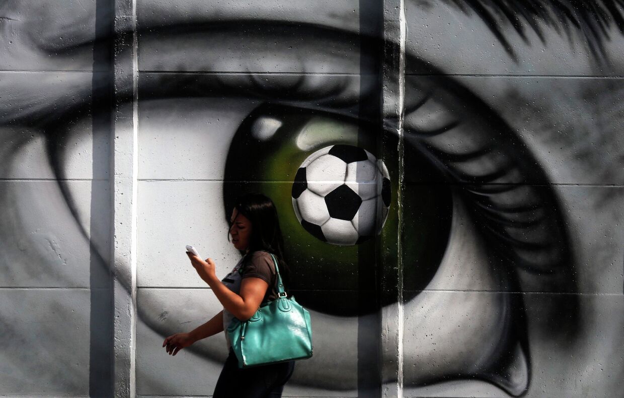 Девушка на фоне граффити на улице Сан-Паулу, Бразилия
