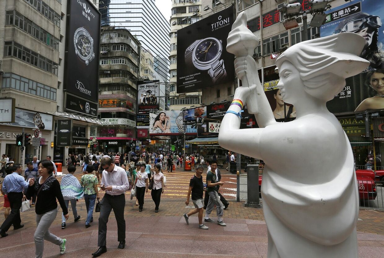 Статуя богини демократии в центре Гонконга