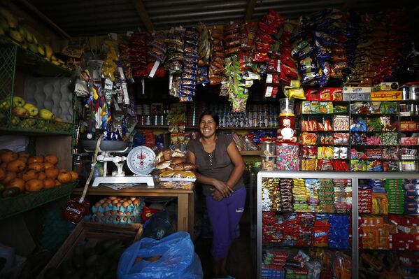 Ирма Уаман в своей бакалейной лавке в трущобах Госен в районе Вилья-Мария-дель-Триунфо на окраине Лимы