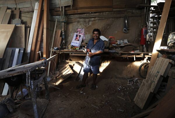 Плотник Антонио Абад в своей мастерской в трущобах Госен на окраине Лимы