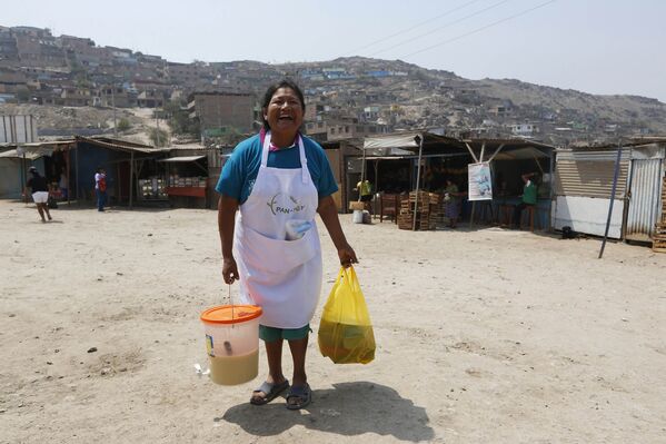 Онората Уаман продает пироги и соевый соус в трущобах Госен на окраине Лимы