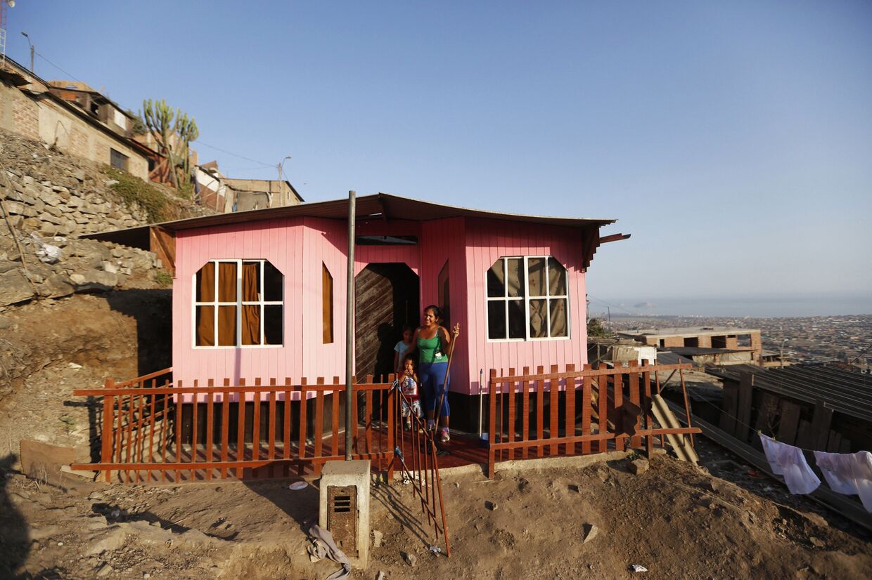Сандра Нейра у своего дома на окраине Лимы