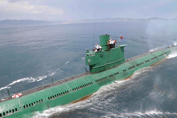 Северокорейский лидер Ким Чен Ын на рубке подводной лодки во время инспекции вооруженных сил КНДР
