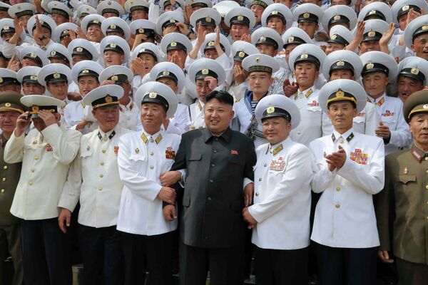 Северокорейский лидер Ким Чен Ын в окружении офицеров ВМС КНДР