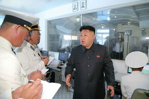 Северокорейский лидер Ким Чен Ын дает указания во время инспекции вооруженных сил КНДР